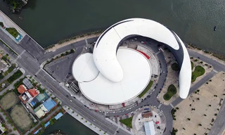 Nhìn gần Cung 'cá heo vờn sóng' có một không hai bên bờ vịnh Hạ Long