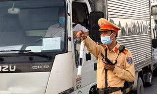 Vừa nới kiểm soát với xe chở hàng có thẻ nhận diện luồng xanh đã có nhiều tài xế vi phạm về phòng chống dịch, chở người trái quy định. Ảnh minh hoạ.