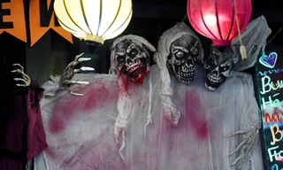 'Mặt quỷ, thây ma' lang thang khắp phố cổ Hà Nội đêm Halloween 