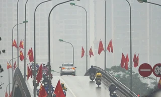 Thời tiết nồm ẩm, trời mù kèm mưa nhỏ khiến giao thông ở Hà Nội đi lại khó khăn