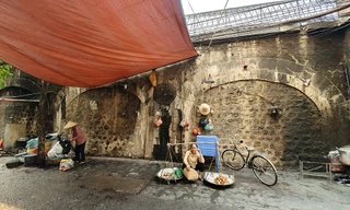 Cuộc sống ở phố Gầm Cầu trước giờ thí điểm 'mở vòm' cầu Phùng Hưng