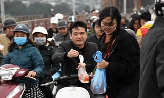 Cầu Long Biên tắc cứng vì người dân thả cá tiễn ông Công ông Táo