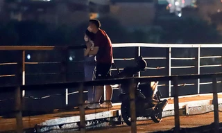 Hà Nội vừa 'nới lỏng', cầu Long Biên lại thành điểm hẹn hò, tập thể dục