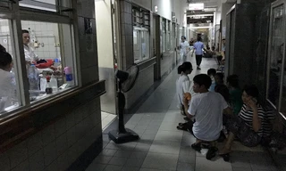 Bệnh nhân vật vã trong cái nóng thiêu đốt Hà Nội