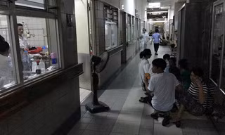 Bệnh nhân vật vã trong cái nóng thiêu đốt Hà Nội