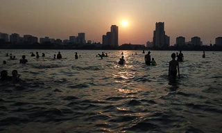 Người dân Hà Nội rủ nhau ra Hồ Tây tắm hạ nhiệt ngày cuối tuần nắng như nung