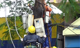 Sau bão, nhiều tuyến phố Hải Phòng mất điện, ngập nặng