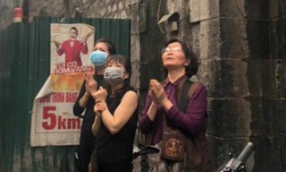 Cháy nhà phố cổ Hà Nội, người dân chắp tay cầu nguyện