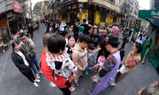 Thưởng thức món ngon, tận hưởng cuối tuần bình yên trên phố đi bộ ẩm thực mới ở Hà Nội 