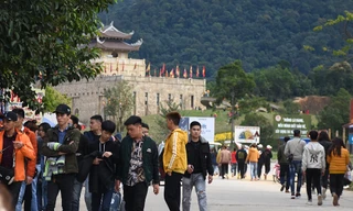 Hàng nghìn người đổ về Tây Yên Tử du xuân đầu năm mới