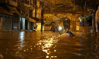 Nhiều tuyến phố Hà Nội biến thành sông sau cơn mưa đêm 12/5