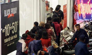 Chen chân giữa đêm lạnh săn hàng giảm giá Black Friday