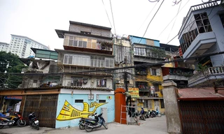 Chung cư cũ Hà Nội sống động nhờ tranh bích họa cỡ lớn