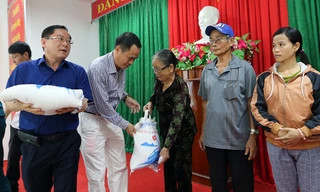 Trao tặng 50 tấn gạo cho ngư dân Quảng Ngãi