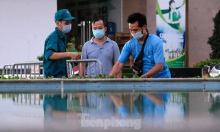 Hình ảnh phong tỏa chung cư ở quận Long Biên vì ca COVID-19