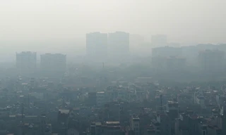 Giữa trưa, bầu trời Hà Nội vẫn chìm trong sương mù