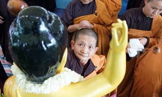 Tăng Ni, Phật tử xếp hàng tắm Phật ở bảo tháp Tây Thiên