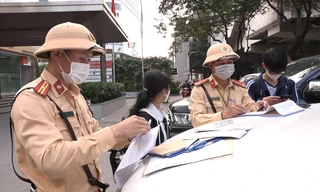 Hà Nội: Người dân 'ngơ ngác' khi bị phạt vì đi bộ sang đường không đúng quy định