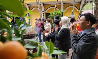 Mùng 2 Tết, Tổ đình Phúc Khánh đông nghịt người dân đi lễ cầu may