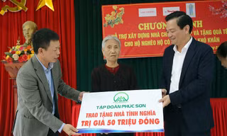 Quà Tết đến với hộ nghèo và cựu thanh niên xung phong tại Ba Vì