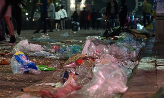 Rác ngập đường quanh Hồ Gươm sau lễ đón năm mới 2018