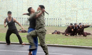 Xem lính đặc công tay không đánh bại nhóm côn đồ có vũ khí nguy hiểm