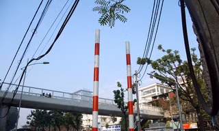 Cột biển giao thông giăng kín vỉa hè sau khi dỡ hình thù lạ