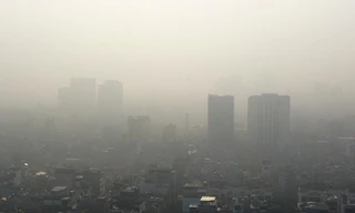 Hà Nội: Cả thành phố bị ‘nuốt chửng’ bởi sương mù
