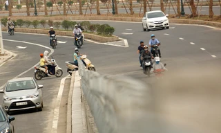 Ô tô, xe máy 'đi theo sở thích' trên đường nghìn tỷ giữa Thủ đô