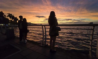 Người Hà Nội mê mẩn check-in hoàng hôn Hồ Tây tuyệt đẹp