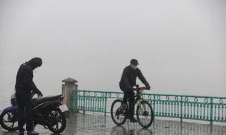 Hà Nội chìm trong sương mù và nồm ẩm