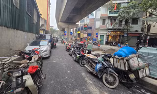 Đường vừa mở rộng để giảm ùn tắc đã bị người dân lấn chiếm 