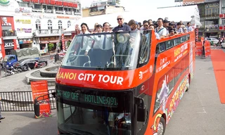 Người dân thích thú đi xe buýt hai tầng thăm quan Hà Nội