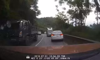 Ôtô vượt ẩu suýt gây tai nạn trên đường đèo quanh co nguy hiểm