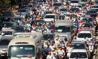 'Cực hình' tắc đường trong ngày Hà Nội nắng nóng thiêu đốt