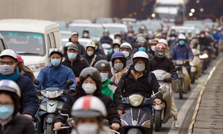 Đến gần trưa, nhiều người dân Thủ đô vẫn chưa tới được cơ quan vì... tắc đường