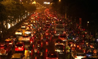 Hàng ngàn người dân Thủ đô chôn chân trong mưa rét vì tắc đường