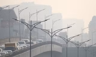 Hà Nội nắng chói chang nhưng vẫn mịt mù trong bụi mịn như sương