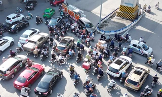 Giao thông hỗn loạn tại nút giao Nguyễn Xiển - Nguyễn Trãi sau phân làn dựng lô cốt