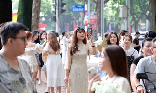 'Phố mùa thu đẹp nhất Hà Nội' chật cứng người đổ về check-in