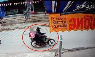 Hình ảnh đối tượng Trình chở cháu bé ra vườn chuối.