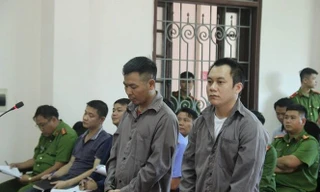 Từ trái qua, các tài xế Ngô Văn Sơn và Lê Ngọc Hoàng.