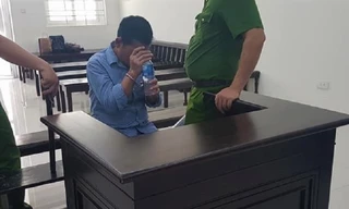 Bị cáo Chử Tuấn Sơn được công an canh giữ tại tòa.