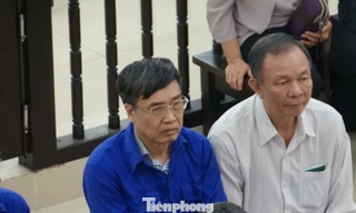 Ông Lê Bạch Hồng (đeo kính) tại tòa.