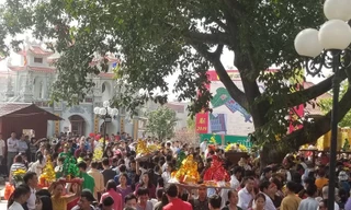 Biển người chen chân 'xin lộc' Bà Chúa Kho