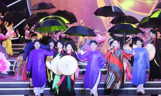 Những liền anh, liền chị Quan họ trên sân khấu.