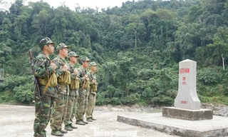 Các chiến sĩ biên phòng thực hiện nghi thức chào cột mốc.