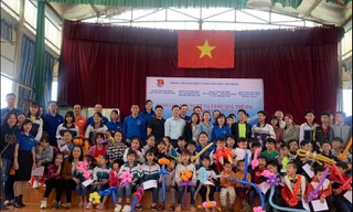 Đoàn viên các cơ quan tại Hà Nội tặng quà cho trẻ em tại Cơ sở cai nghiện ma túy số 2.