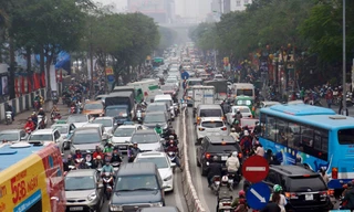 Phố Thái Hà, dòng người và phương tiện lấp kín cả vỉa hè, lòng đường. Theo ghi nhận, nhiều tuyến phố khác cũng diễn ra tình trạng tương tự.