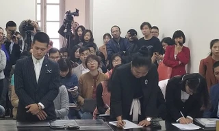 Các đương sự tại phiên tòa sơ thẩm.